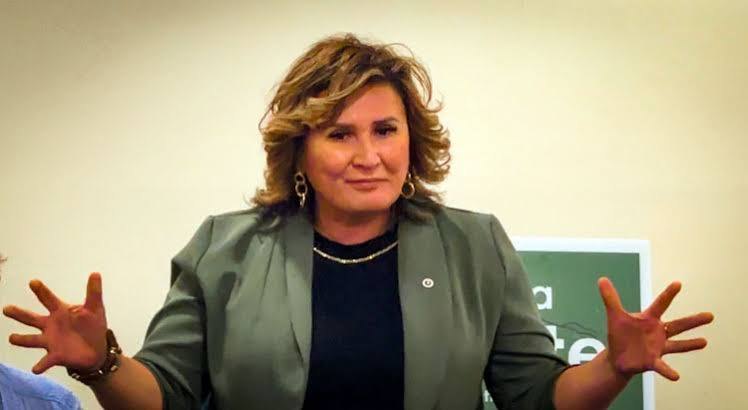 JoAnna Mendoza speaking at a campaign event